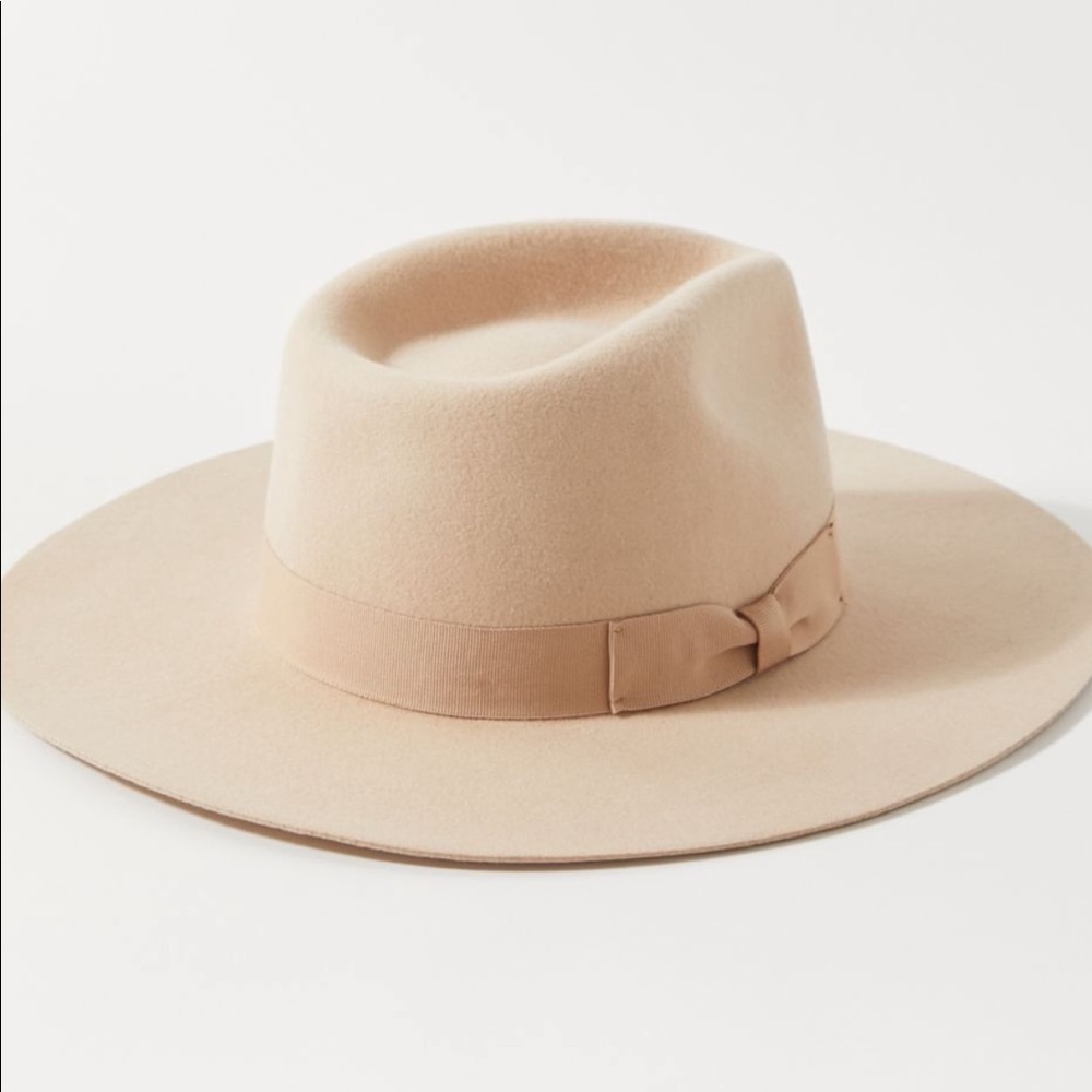 UO FELT FLAT BRIM FEDORA- Ivory